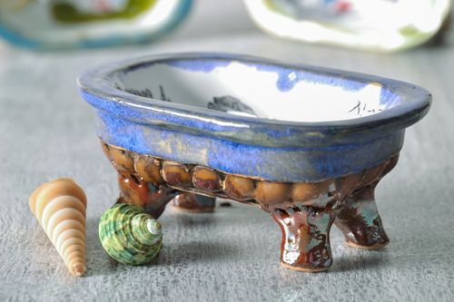 Estatueta de cerâmica em forma de uma bacia  - MADEheart.com