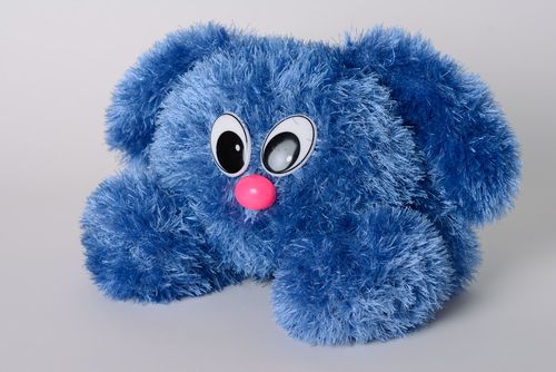 Мягкая вязаная игрушка в виде синего зайчика красивая ручной работы для детей - MADEheart.com