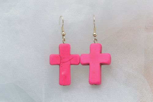 Boucles doreilles artisanales en forme de croix roses - MADEheart.com