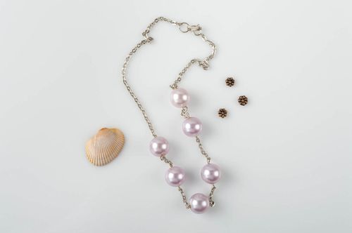 Collier chaîne fine avec perles artificielles roses fait main élégant pour femme - MADEheart.com