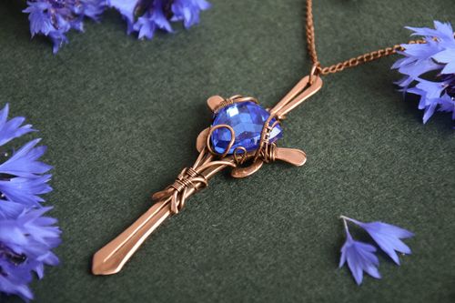 Kupfer Anhänger mit Kristallperlen Wire Wrap Technik originell handgemacht  - MADEheart.com
