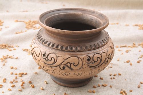 5,5 inches ceramic handmade pot with hand-carved pattern in classic style 0,7 lb - MADEheart.com