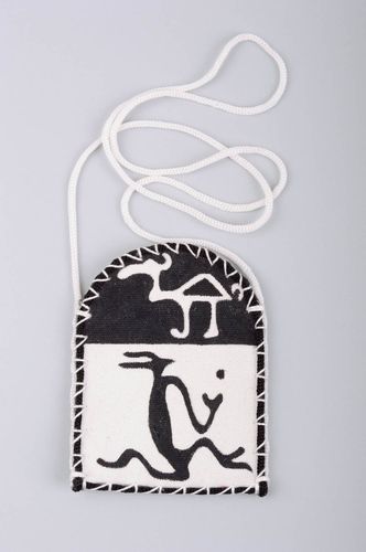 Schwarz weiße Handytasche aus Zeltbahn mit Bemalung künstlerische Handarbeit - MADEheart.com