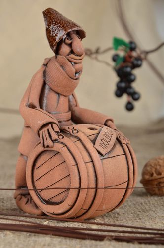 Petite figurine en céramique brune faite main originale vigneron avec tonneau  - MADEheart.com