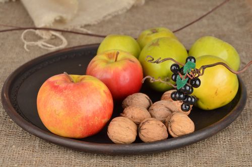 Plateau de service en terre cuite fait main rond plat technique cuisson au lait - MADEheart.com