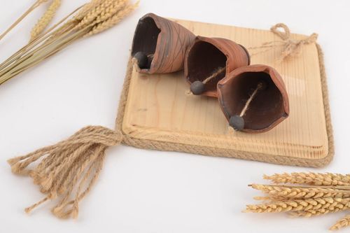 Campanillas de arcilla roja hechas a mano en técnica de cocción a través de leche - MADEheart.com