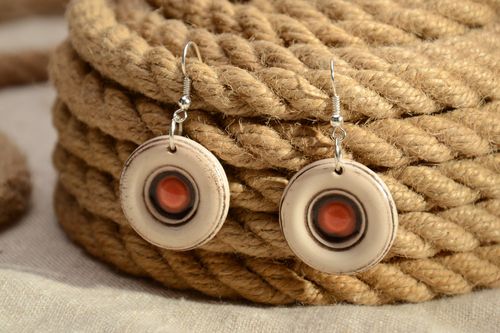 Handgemachte beige große Ohrringe aus Ton mit farbigen Glasuren bemalt für Damen - MADEheart.com