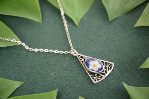 Pendentif avec fleur séchée sur fond bleu fait main en métal triangulaire - MADEheart.com