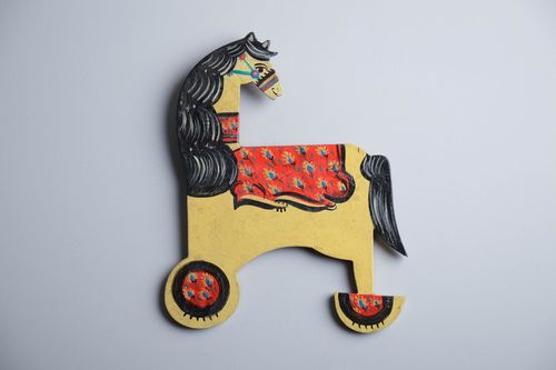 Suspension décorative en bois faite main Cheval à roulettes - MADEheart.com