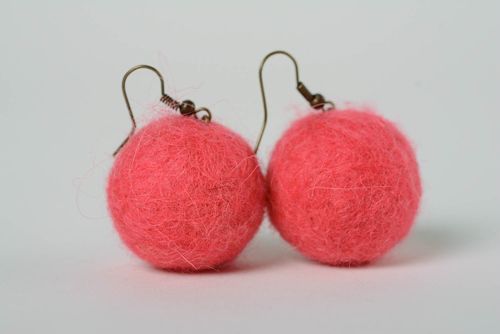 Boucles doreilles Boules rouges feutrage de laine originales faites main - MADEheart.com