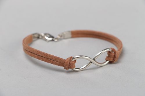 Pulsera de gamuza artificial marrón con signo de infinidad artesanal - MADEheart.com