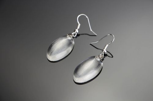 Earrings made of epoxy with feather - MADEheart.com