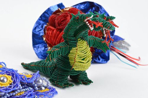 Statuetta drago con tre teste fatta a mano figurina decorativa in perline - MADEheart.com