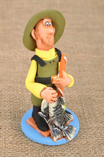 Estatueta de pescador com percas - MADEheart.com