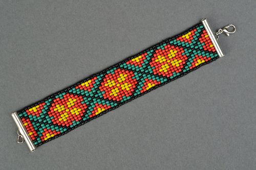 Enges Armband mit Ornament im ethnischen Stil - MADEheart.com