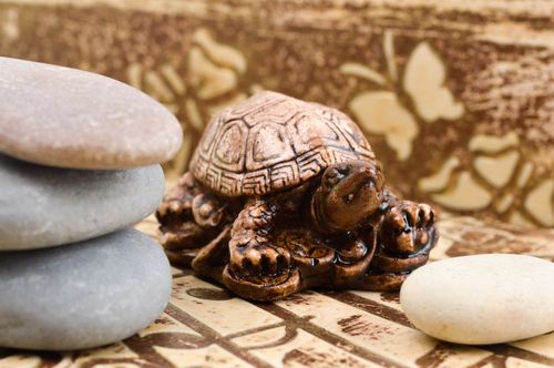 Statuette en plâtre fait main Figurine décorative tortue Objet de décoration - MADEheart.com