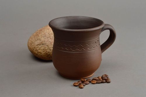 Tasse en terre cuite marron foncé faite main avec ornements à thé et café - MADEheart.com