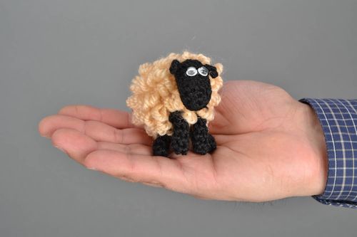 Gehäkeltes Kuscheltier Schaf  - MADEheart.com