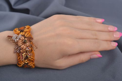 Handmade Armband aus Stoff Damen Armband mit Brosche schönes Designer Accessoire - MADEheart.com