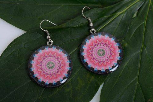 Pendientes de arcilla polimérica artesanales en técnica decoupage rosados - MADEheart.com