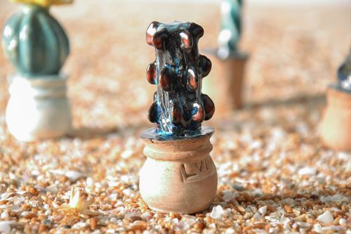 Statuette décorative faite main en céramique peinte démaux colorés Cactus - MADEheart.com