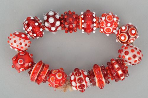 Perles rouges à motif en verre au chalumeau  - MADEheart.com