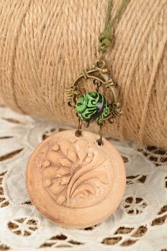 Pendentif en terre cuite fait à la main - MADEheart.com