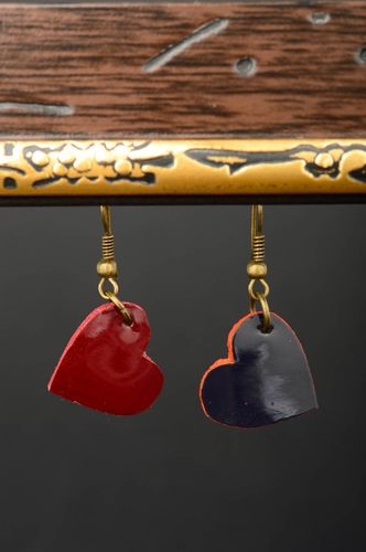 Boucles doreilles coeur Bijou fait main en cuir rouge-noir Cadeau pour femme - MADEheart.com