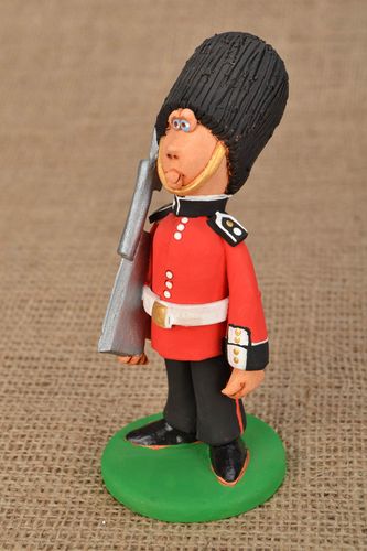 Figurine en argile Soldat de garde dhonneur  - MADEheart.com