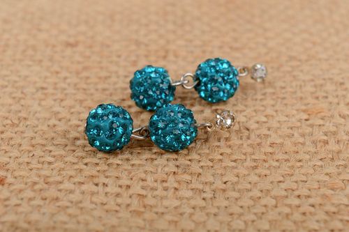 Boucles doreilles boules en métal et strass bleues pendantes faites main - MADEheart.com