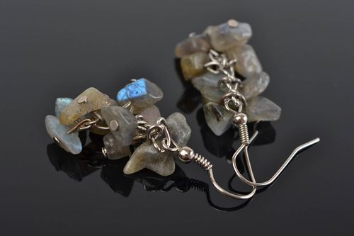 Pendientes de piedras naturales artesanales con dijes originales grises oscuros - MADEheart.com