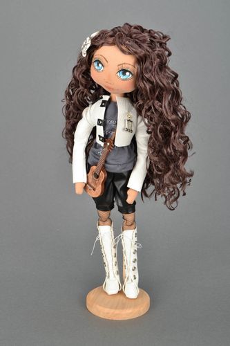 Muñeca guitarrista Sasha - MADEheart.com