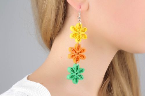 Brincos compridos de papel acessório feminino feito à mão em técnica quilling - MADEheart.com