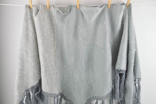 Grand Châle en laine fait main gris tricoté à franges Accessoire femme - MADEheart.com