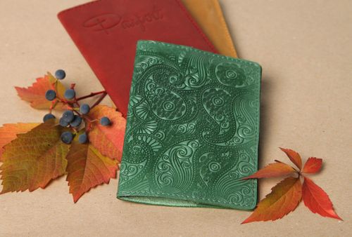 Estuche para pasaporte hecho a mano verde accesorio de hombre regalo original - MADEheart.com