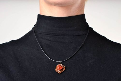 Handmade Anhänger Holz Schmuck Anhänger aus Holz mit Naturstein Jaspis an Schnur - MADEheart.com