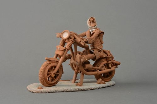 Figurine en céramique drôle faite main grand-mère sur le motocycle décoration - MADEheart.com