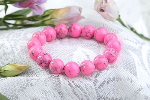 Bracelet en turquoise pressée Bijou fait main couleur rose Cadeau pour femme - MADEheart.com