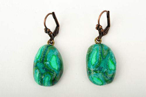 Handmade Schmuck Accessoire für Frauen Ohrringe für Damen Schmuck Ohrhänger grün - MADEheart.com