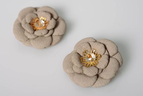 Leder Haarspangen Set 2 Stück in Form von Blumen in Beige Designer Kopfschmuck - MADEheart.com