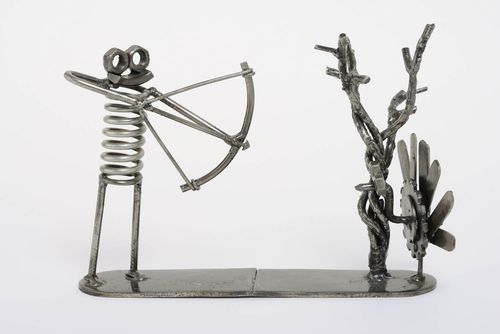 Statuette en métal décorative design original faite main Chasseur doiseaux - MADEheart.com