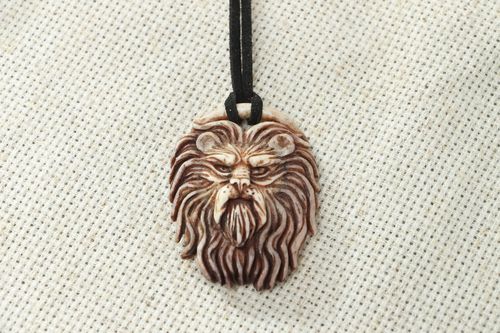 Handgemachter Anhänger Löwe - MADEheart.com