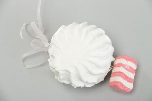 Petite décoration à suspendre en pâte polymère blanc-rose faite main avec ruban  - MADEheart.com