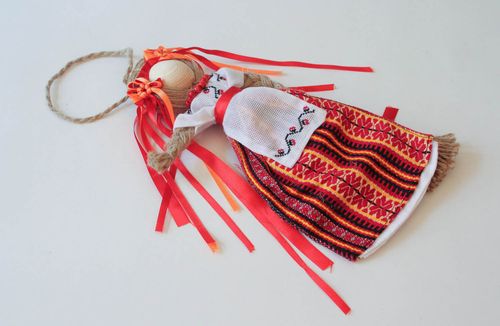 Boneca étnica para interior protectora feita à mão de tecidos naturais - MADEheart.com