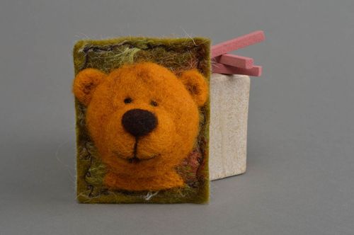 Designer Kühlschrankmagnet Bär aus Wolle gefilzt originell handmade für Dekor - MADEheart.com