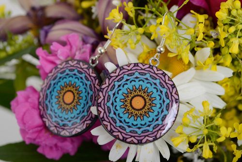 Boucles doreilles en pâte polymère pendantes rondes faites main avec ornement - MADEheart.com