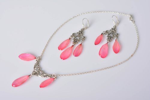 Parure de bijoux Pendentif fait main Boucles doreilles roses résine époxyde - MADEheart.com
