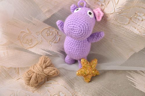 Peluche Hippopotame petite mauve tricotée au crochet belle originale faite main - MADEheart.com