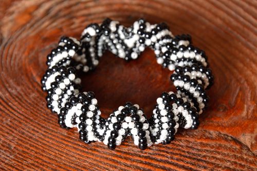 Bracelet de perles de rocaille noir et blanc - MADEheart.com