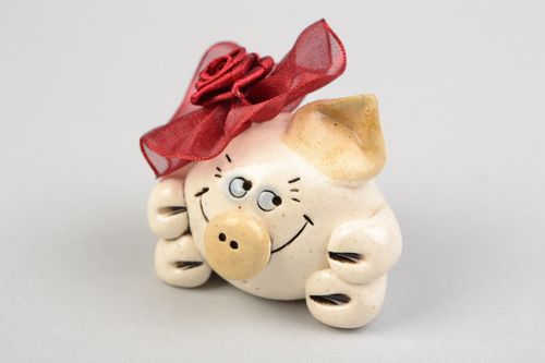 Figurine en argile faite main peinte décorative amusante cochon avec noeud - MADEheart.com
